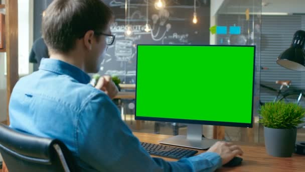 Young Man Trabaja Escritorio Computadora Personal Con Pantalla Verde Simulada — Vídeo de stock