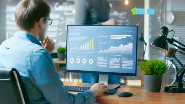 Analytiker Arbeitet Einem Personal Computer Der Statistiken Diagramme Und Diagramme — Stockvideo
