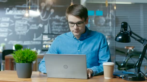 Jóképű Fiatal Hivatal Alkalmazottja Dolgozik Laptop Számítógép Kreatív Elegáns Irodájában — Stock videók