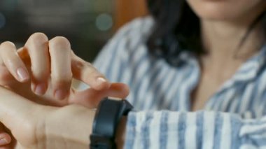 Yakın çekim Shot onun dokunmatik ekran Smartwatch jestlerle yapma kadın.