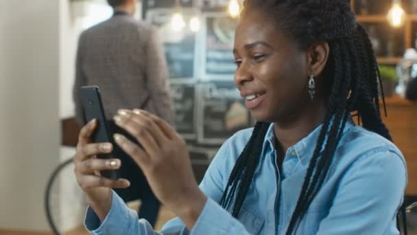 Όμορφη Γυναίκα Κάθεται Στο Καφενείο Χρησιμοποιεί Smartphone Χαμογελά Ενώ Περιήγηση — Αρχείο Βίντεο