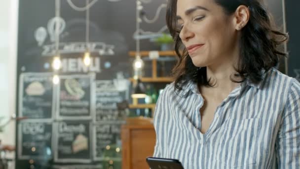 Beautiful Woman Café Drinks Bebida Una Taza Mira Teléfono Móvil — Vídeo de stock