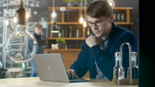 Akıllı Yakışıklı Adam Kahve Evi Bir Dizüstü Bilgisayarda Çalışır Bardaklarda — Stok video