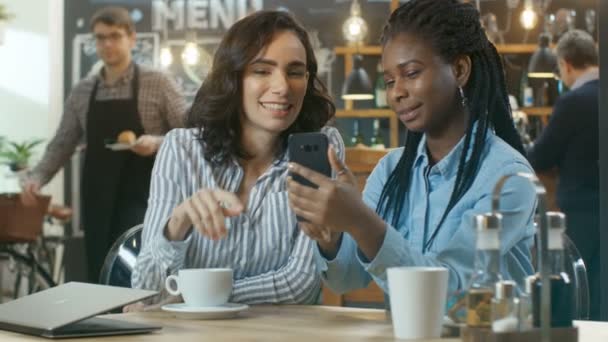 Due Belle Amiche Sedute Caffetteria Chat Una Mostra Immagini Sul — Video Stock