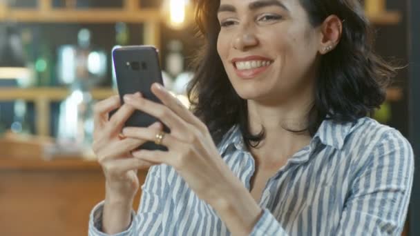 Primer Plano Retrato Una Hermosa Mujer Joven Sonriendo Usando Teléfono — Vídeos de Stock