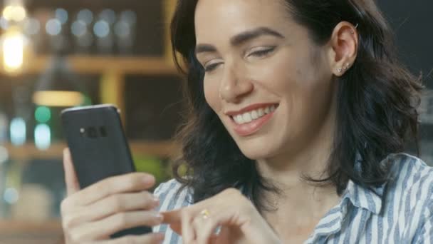 Primer Plano Retrato Una Hermosa Mujer Joven Sonriendo Usando Teléfono — Vídeo de stock