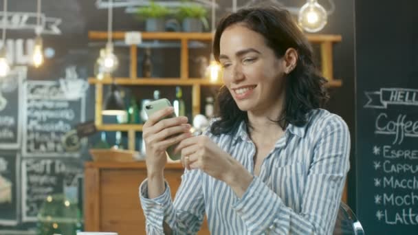 Mulher Bonita Usa Smartphone Enquanto Sentado Café Antecedentes Deste Elegante — Vídeo de Stock