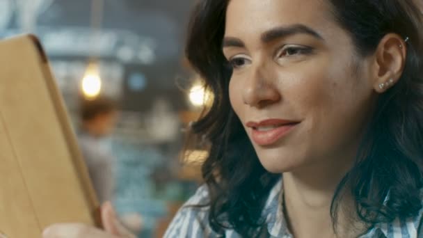 Portret Van Prachtige Spaanse Vrouw Maakt Gebruik Van Tablet Zittend — Stockvideo