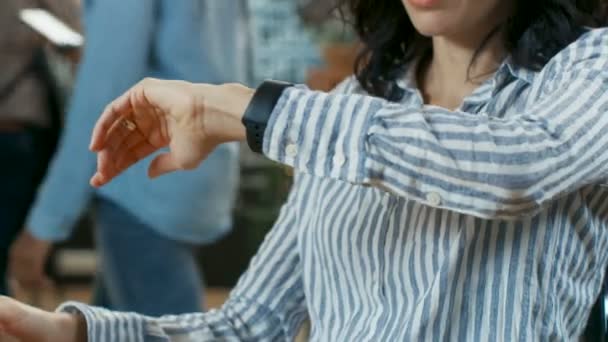 Mooie Spaanse Vrouw Haar Smartwatch Controleren Moderne Zoek Koffie Winkel — Stockvideo
