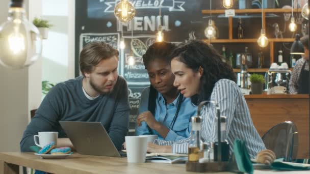 Tři Mladí Lidé Notebook Posezení Kavárně Dostávají Dobrá Zpráva Společně — Stock video