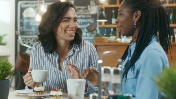 Dos Hermosas Mujeres Sentadas Café Bebiendo Bebidas Comiendo Postres Charlan — Vídeos de Stock