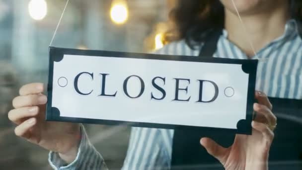 Cafébesitzer Verwandelt Schaufensterschild Von Nah Offen Und Begrüßt Kunden Stilvolles — Stockvideo