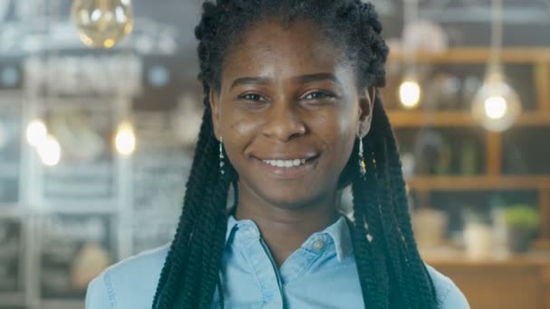 Porträt Einer Schönen Afrikanisch Amerikanischen Cafébesitzerin Die Den Fokus Rückt — Stockvideo