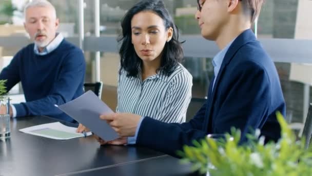 Diverse Groep Van Mensen Uit Het Bedrijfsleven Heeft Discussie Deel — Stockvideo