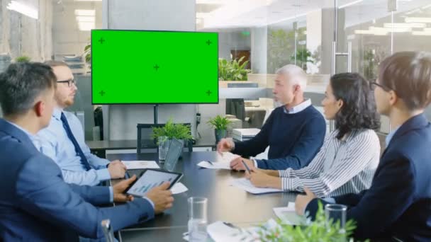壁に緑色の画面クロマ テレビ会議室で成功したビジネス人々 の多様なグループです 会社の成長 分け前の図表 統計をやります — ストック動画