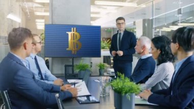Genç İcra Müdürleri Cryptocurrency ve ticaret piyasa korelasyon duvar Tv işaret eden tüccar gösterilere stok.