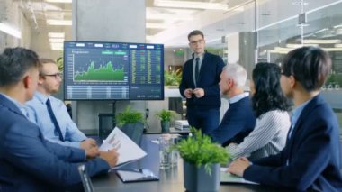 Stok tüccar sunu Executive yöneticileri için tahminin ticaret piyasa davranışının duvar TV'ye işaret gösterilen verir.