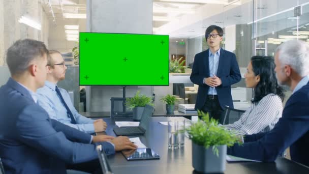 Empresario Asiático Informe Presentación Sus Colegas Negocios Señalando Green Chroma — Vídeo de stock