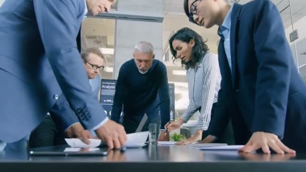 Sala Reuniões Grupo Diverso Empresários Ficando Torno Mesa Ter Sessão — Vídeo de Stock