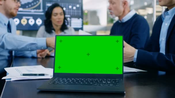 Vergadering Ruimte Laptop Met Groene Chroma Key Scherm Onderhandelingstafel Achtergrond — Stockvideo