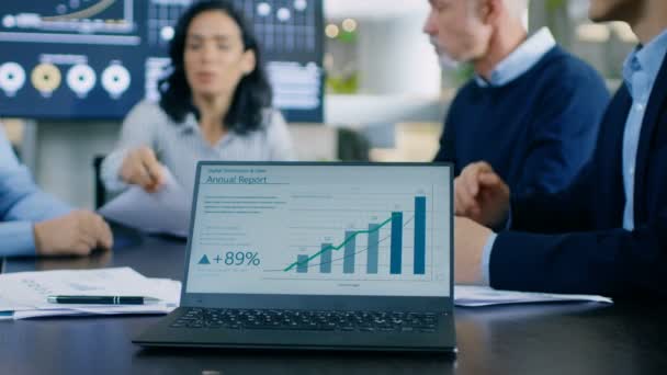 Sala Reuniões Laptop Standing Conference Desk Mostra Relatório Anual Crescimento — Vídeo de Stock