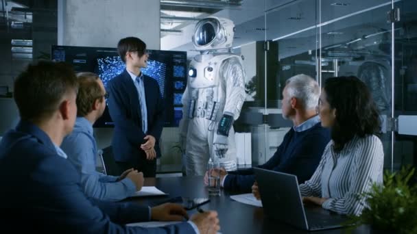 会议室总工程师向董事会介绍新一代太空服 完全原创的设计与集成 和神经网络系统 太空旅行的新水平 — 图库视频影像