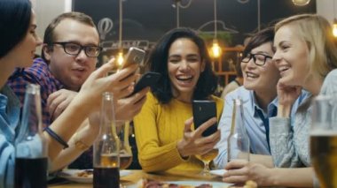 Bar / Restoran çeşitli arkadaş grubunuz iyi zaman paylaşımı resimleri ve etajer ile onların akıllı telefonlar. Güzel şık Kişilik.