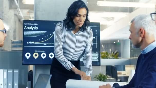 Chief Female Executive Leans Spreads Project Blueprints Table Mostrando Seus — Vídeo de Stock