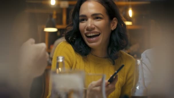 Güzel Spanyol Kadın Kullanır Smartphone Konuşuyor Having Fun Arkadaşlarıyla Barda — Stok video