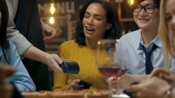 Bar Garçom Detém Máquina Pagamento Cartão Crédito Mulher Bonita Paga — Vídeo de Stock