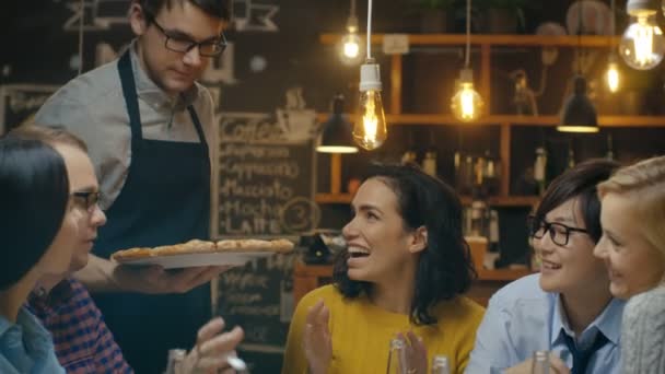Garçom Serve Deliciosa Pizza Para Grupo Diversificado Amigos Famintos Felizes — Vídeo de Stock