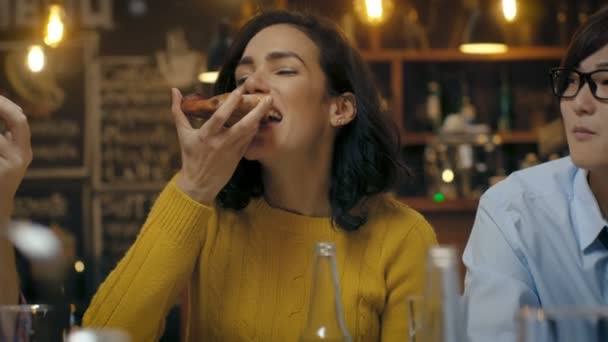 Mooie Spaanse Vrouw Eet Pizza Slice Het Stijlvolle Restaurant Wordt — Stockvideo