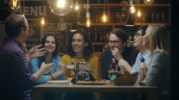 Разнообразная Группа Молодых Людей Веселится Баре Разговаривает Рассказывает Истории Веселится — стоковое видео