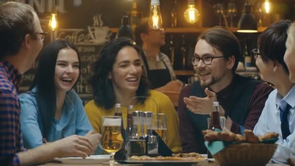 Diverso Grupo Jóvenes Divierten Bar Tienen Conversación Contar Historias Chistes — Vídeo de stock