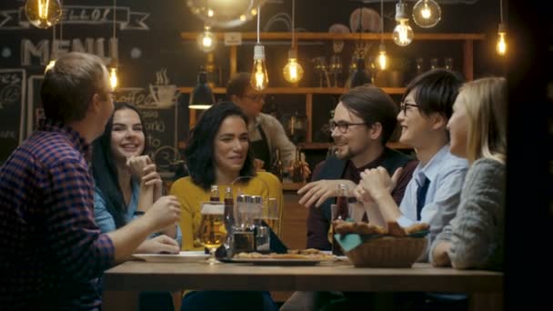 Diverso Grupo Jóvenes Divierten Bar Hablar Contar Historias Chistes Beben — Vídeos de Stock