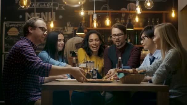 Baru Restauraci Skupina Různorodých Mladých Lidí Jíst Plátky Pizza Koláč — Stock video