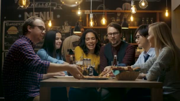 Bar Restaurant Groep Van Diverse Jonge Mensen Eten Pizza Pie — Stockvideo