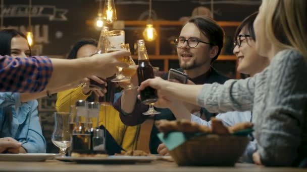 各种各样的朋友庆祝 用吐司和举杯举杯庆祝的各种饮料 美丽的年轻人有乐趣在时尚的酒吧 — 图库视频影像