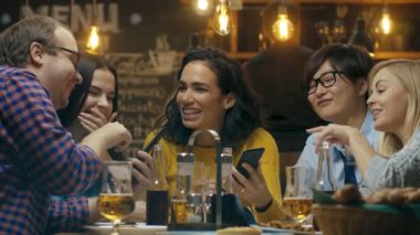 Bar / Restoran çeşitli arkadaş grubunuz iyi zaman paylaşımı resimleri ve etajer ile onların akıllı telefonlar. Güzel şık Kişilik.