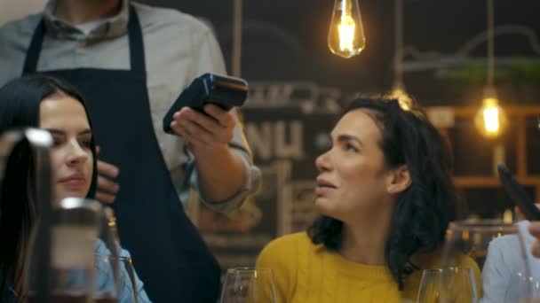 Bardaki Garson Tutar Kredi Kartı Ödeme Makine Adam Öder Temassız — Stok video