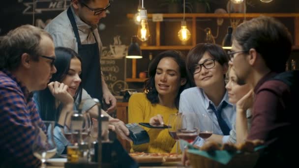 Bardaki Garson Tutar Kredi Kartı Ödeme Makine Güzel Kadın Öder — Stok video