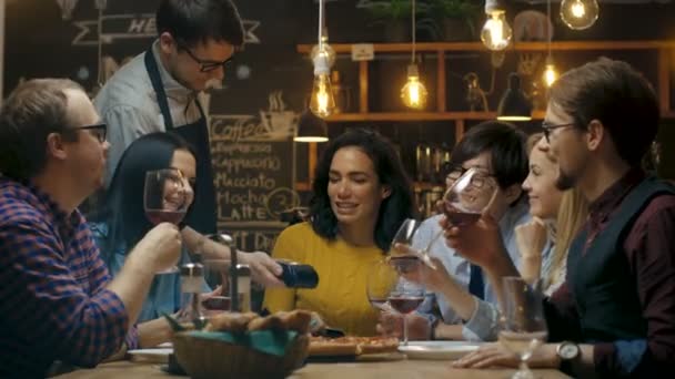 Bardaki Garson Tutan Kartı Makine Güzel Kadın Öder Emrine Temassız — Stok video