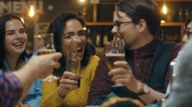 Şirket arkadaş barda eğleniyor, onlar içmek, konuşmak ve ilgili şakalar. Güzel genç insanlar iyi eğlenceler.