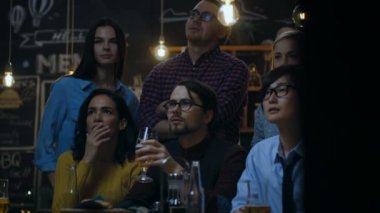 Bar izle Tv aniden Breaking News Show bu trajik olaylar açığa gençler. Genç insanlar dehşete, üzüntü ve şok.