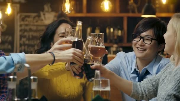 各种各样的朋友庆祝 用吐司和举杯举杯庆祝的各种饮料 美丽的年轻人有乐趣在时尚的酒吧 — 图库视频影像