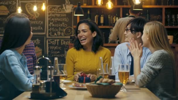 Bar Restaurant Mooie Spaanse Vrouw Ontvangt Geschenken Gelukwensen Van Haar — Stockvideo