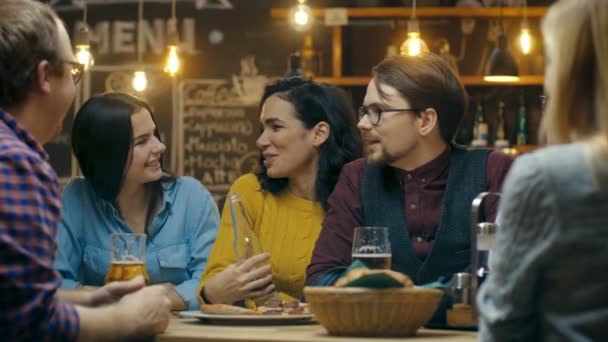 Companhia Amigos Divertindo Bar Eles Bebem Conversa Brincadeira Jovens Belos — Vídeo de Stock