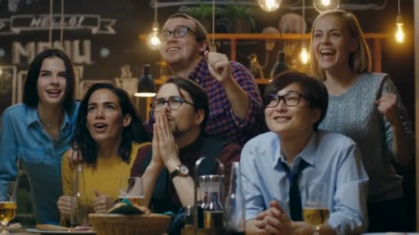 Diverse Group Friends Watches Sporstbar Team Scores Goal Wins Young — Stock Video