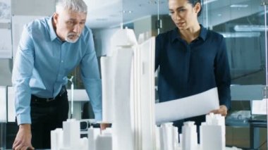 Mimari büro'iki profesyonel mühendisleri bir şehir ilçe bir Model üzerinde çalışır. Kentsel planlamacılar iş fonksiyonel yapı modeli.