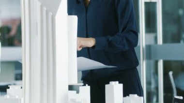 Kadın mimari Tasarımcısı üzerinde bir bina modeli tasarım kentsel planlama projesi için çalışır..